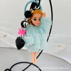 人形のキーホルダーはバービー人形の可愛いぬいぐるみの車に飾られています。