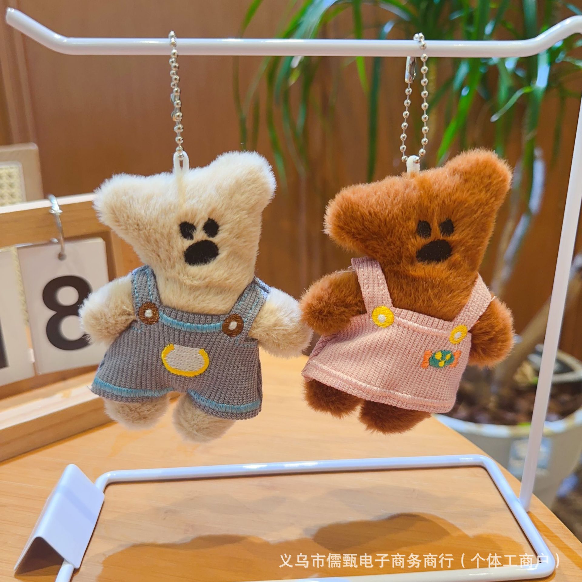 毛绒背带裤憨豆熊挂件卡通歪头熊钥匙扣包包夹娃机挂饰品配件批货