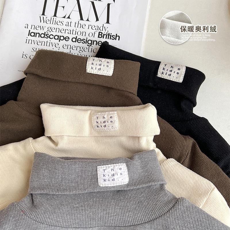 Camisa de fondo con forro polar de etiquetado de cuello alto de estilo coreano para niños Otoño e Invierno tops de bebé para hombres y mujeres camisa de manga larga cálida para niñas de moda