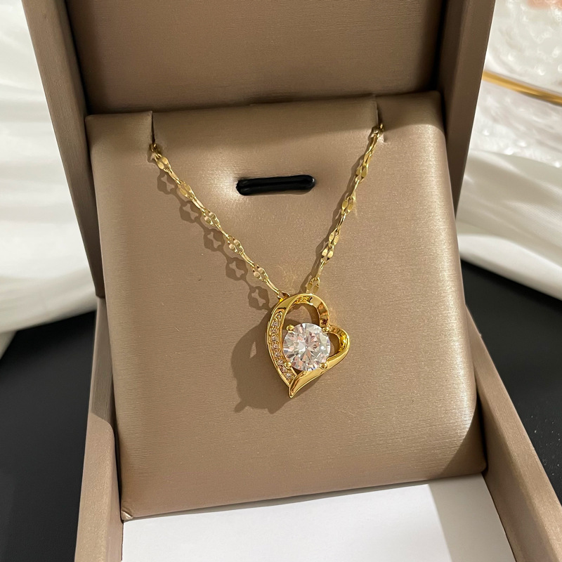 Fashion Heart Shape Titanium Steel Copper Chain Inlay Artificial Diamond Pendant Necklace display picture 1