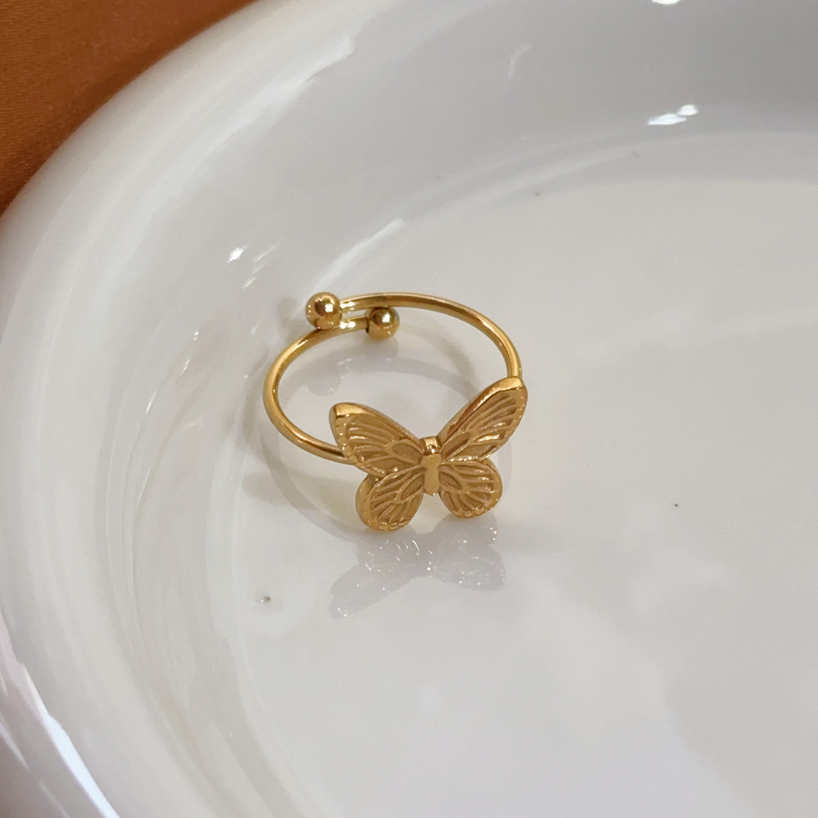 Europa y América transfronterizos amor retro mariposa plana pulsera de diseño de personalidad femenina de oro joyería de mano conjunto de acero de titanio sensación de alto nivel image 5
