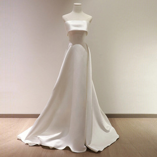 French satin light wedding dress tube top simple High sense studio theme couple photography outdoor bridal outdoor yarn