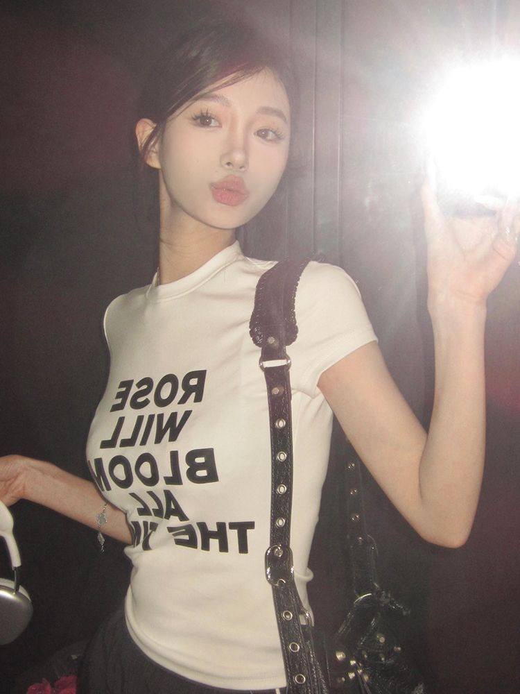 Camiseta blanca de manga corta con letras femeninas imprimidas camiseta de fondo de verano nicho caliente delgado y delgado camiseta de hombro comercio exterior
