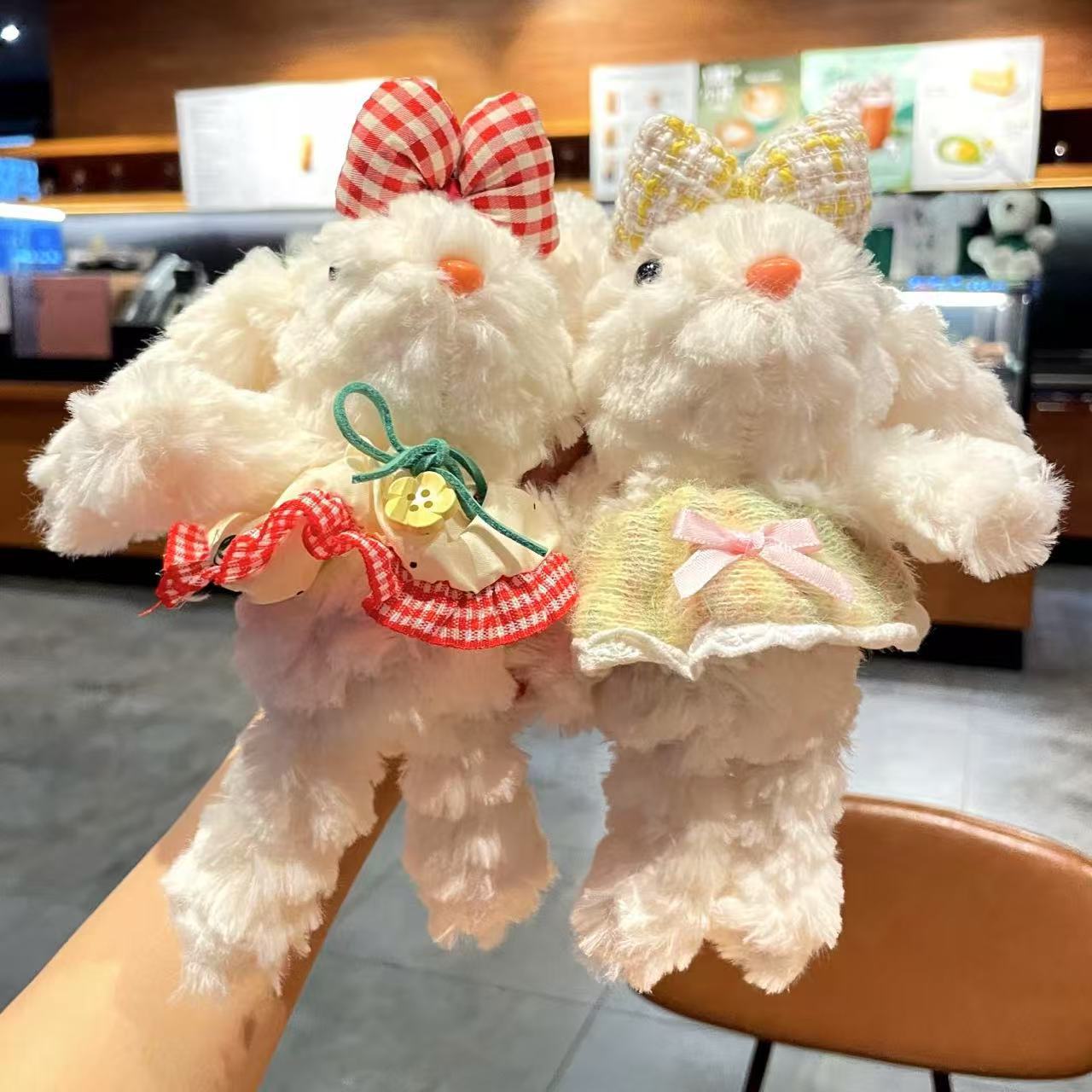 Colgante de conejo de orejas caídas de felpa exquisito vestido de princesa de dibujos animados