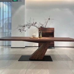 木製テーブルと椅子の長方形の食事テーブルと胡桃の木の中古テーブルのデザイナーの非常に簡単なテーブルとテーブルの長いテーブル