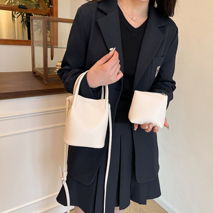 ����������ĸ��Ů��ɫ�˻@�ӆμ����ɫ���s��������бб��ˮͰ��