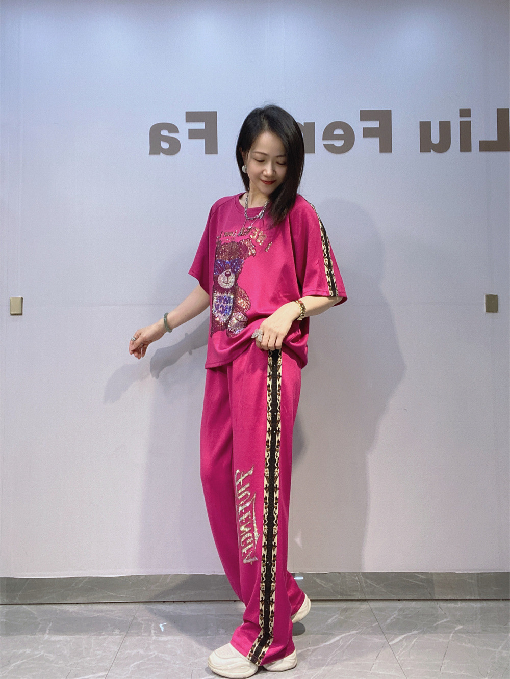 Europa y los Estados Unidos de la ropa de mujer cuello redondo de mangas largas de tamaño grande conjunto de moda de verano de moda casual de diamante de leopardo pantalones de mangas cortas de dos piezas