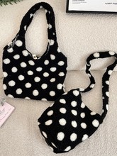 410263 秋冬季2025新款可爱毛绒包包女时尚简约波点水桶包背心包