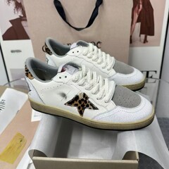 2025早春の新型カップルの汚い靴は復古して古い通気性の汚い靴のレジャー運動板靴の白い靴を作ります。
