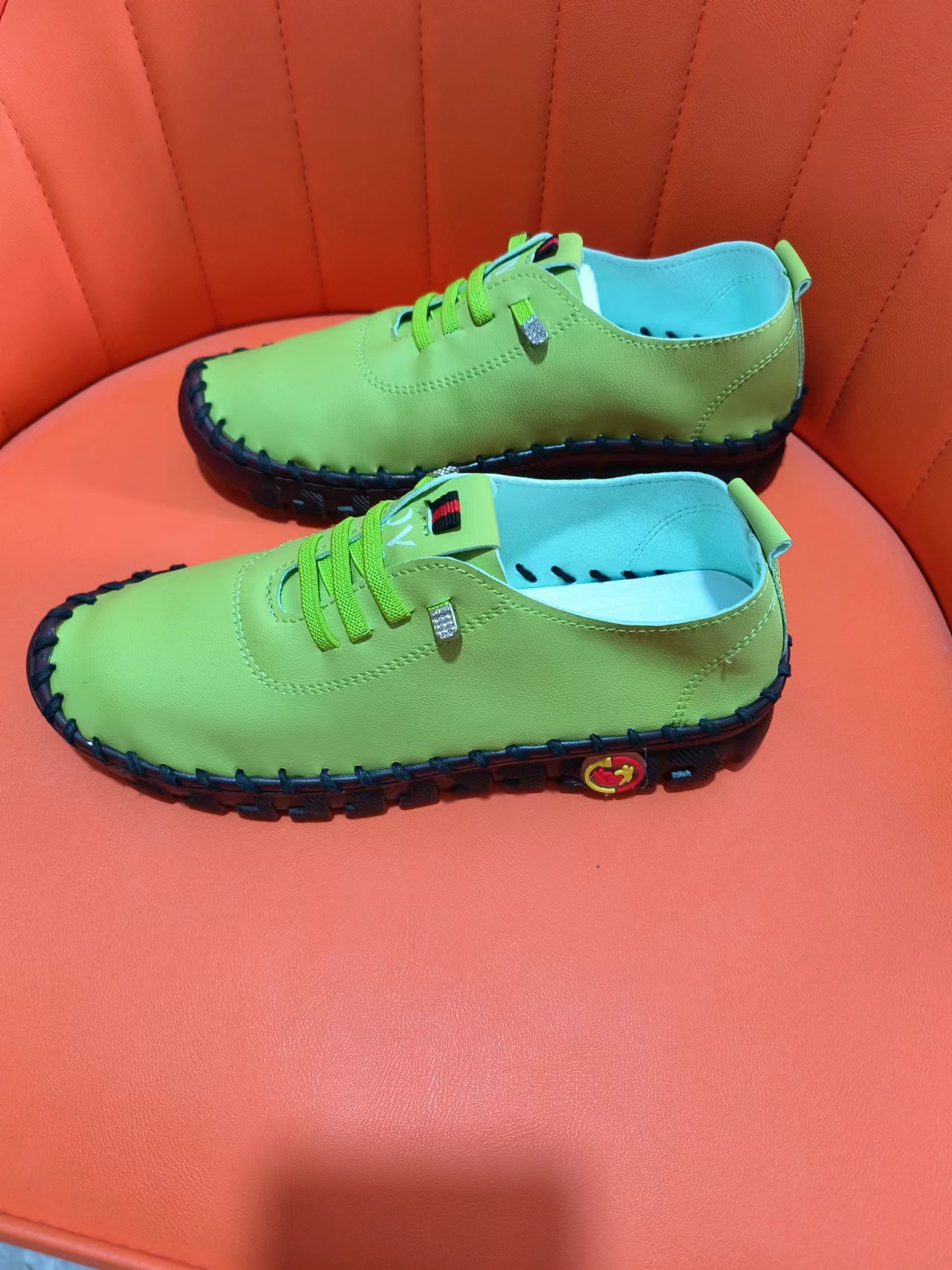 24 primavera y verano nuevos zapatos de tamaño único transfronterizos de tendón de tauro de mujer con suela suave costura a mano zapatos de madres mayores en stock al por mayor