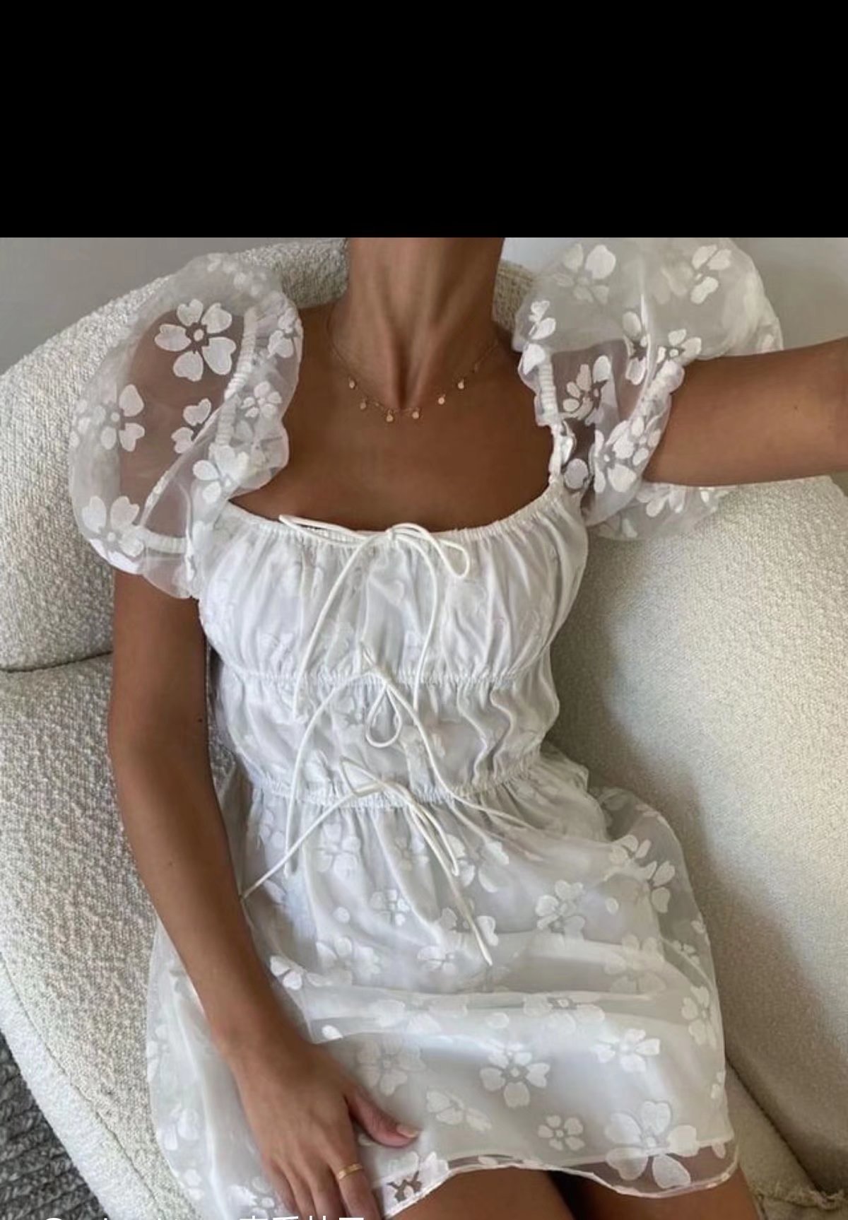 Vestido de organza con estampado de flores y manga corta con cuello cuadrado y cordones NSAM126766