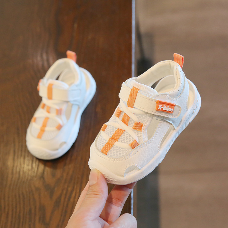 Nuevos zapatos de bebé de color cálido primavera y verano zapatos de bebé de fondo suave para niños con punta cerrada Velcro zapatos para niños zapatos de playa para bebés de moda