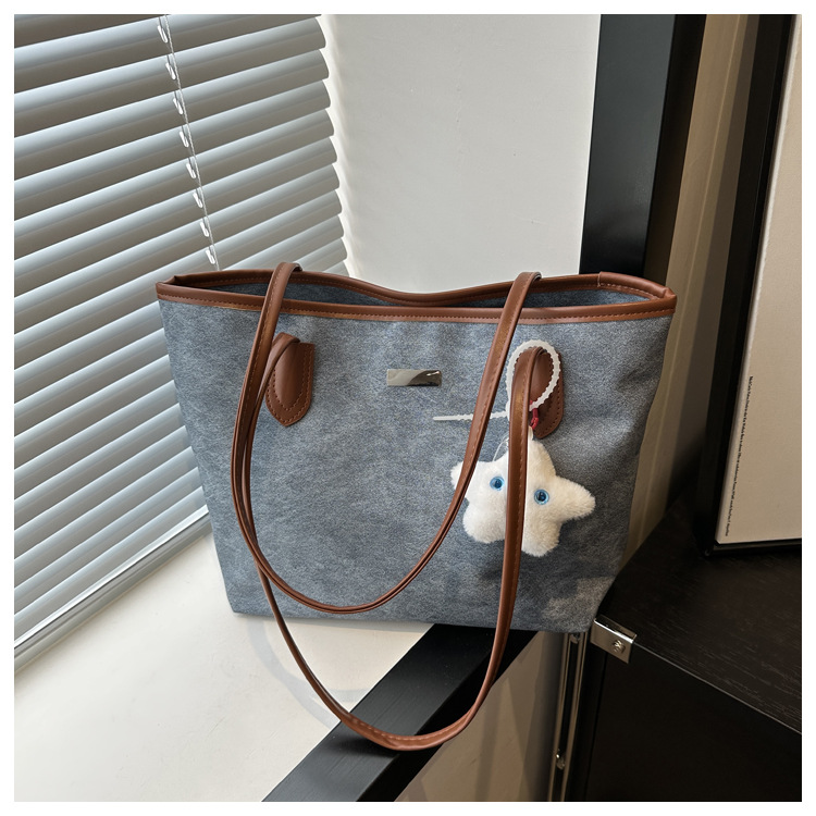Wholesale of new large-capacity, simple and fashionable casual commuter single-shoulder bags and women's underarm bags for the summer of 2024 in foreign trade undefined