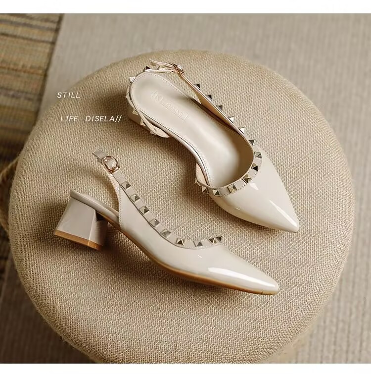 Remaches de color desnudo temperamento de tacones altos 2026 verano nuevo tacones gruesos puntiagudos para usar sandalias vacías de moda