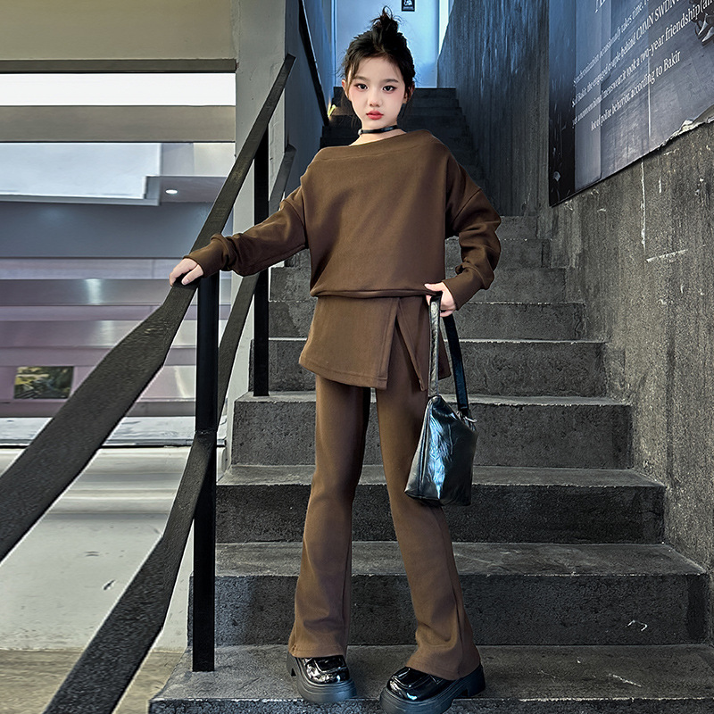 소녀 가을 세트 2024 큰 아이들의 세련된 오프 숄더 스웨터 슬림 마이크로 팬츠 투피스 세트의 새로운 한국어 버전