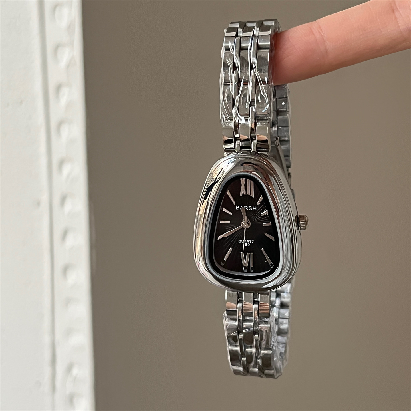 人気のスネークヘッドスチールストリップチェーンウォッチレディースライト高級通勤ハイエンドシンプルクォーツレディースウォッチメーカー売れ筋卸売