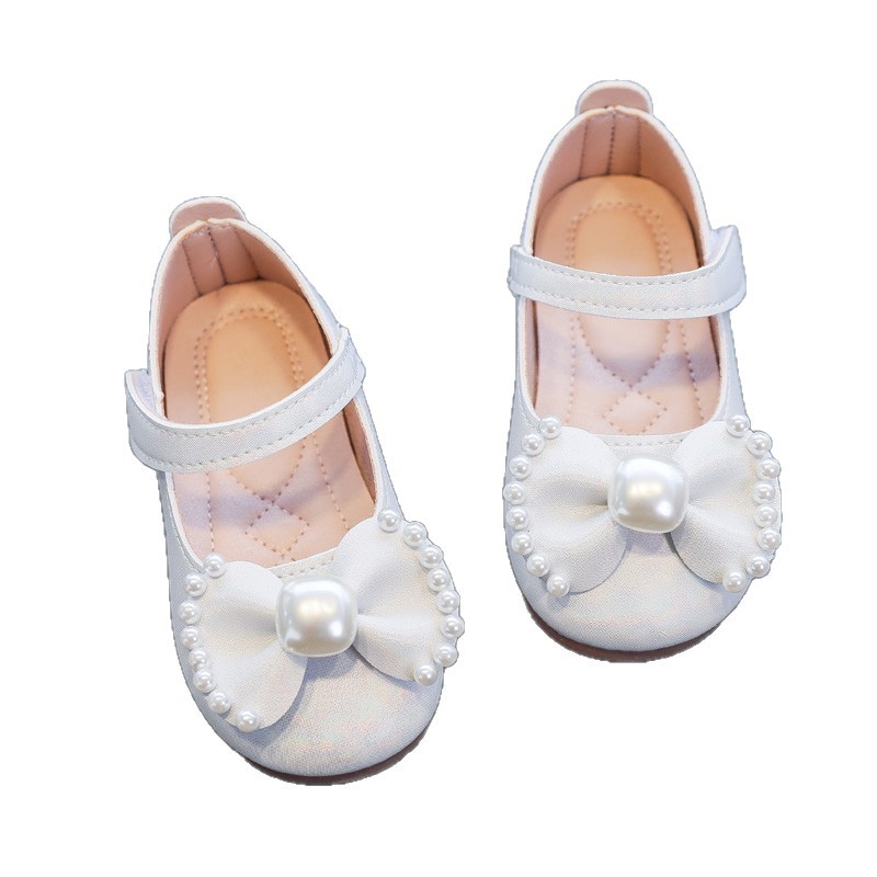 Zapatos de princesa de perlas de arco de perlas de niñas primavera y otoño 2026 nuevos zapatos de suela suave de niñas zapatos de moda de niños zapatos de cuero pequeños