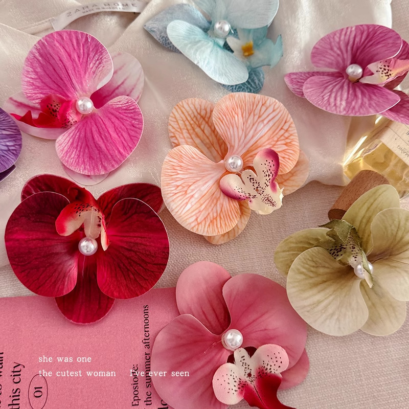 Chica caliente con flores naranjas orquídeas mariposa clips de cabello vacaciones fotos atmósfera clips de cabello