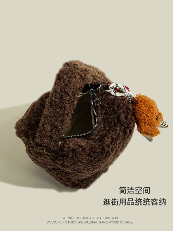 今年は大容量のぬいぐるみバッグが流行しています。|undefined