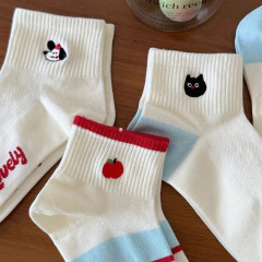 白い靴下の女性のソックス春の夏の薄いタイプの女性の韓国のスポーツの風の低い手伝いのショートソックスの通気性の吸汗の靴下