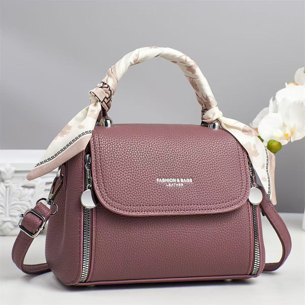 2025 nuevo bolso de hombro de moda bolso de mensajero de cuero suave para mujer bolso ligero para mujer bolso pequeño para mujer verano textura versátil