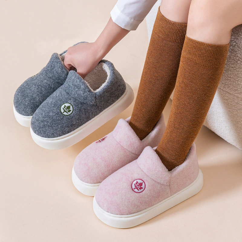 Женские латексные хлопковые тапочки в стиле TikTok, зимние домашние офисные простые бесшумные плюшевые хлопковые туфли для мужчин, подходящие для уличной носки.