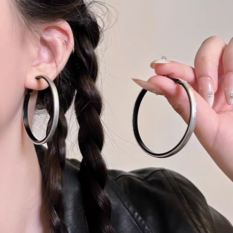 실버 그레이 가죽 귀걸이