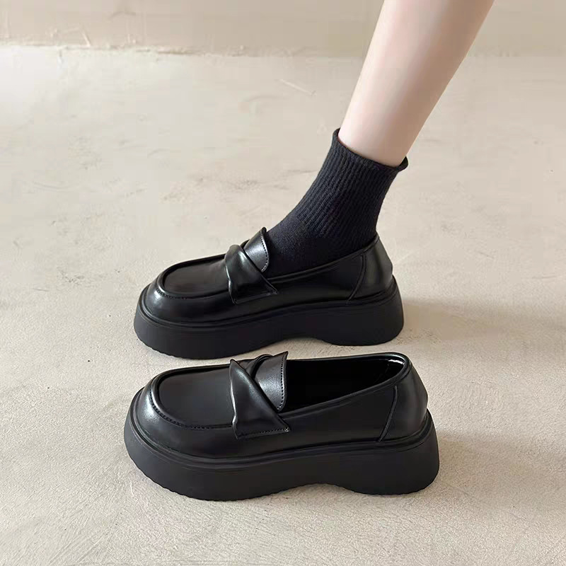 2026 primavera y verano nueva falda universitaria estudiantes de estilo británico Lefour zapatos retro suela gruesa altura zapatos de cuero pequeñas mujeres