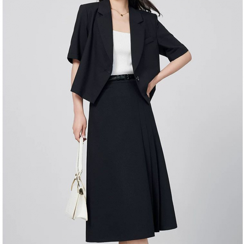 검은색 정장 + 스커트