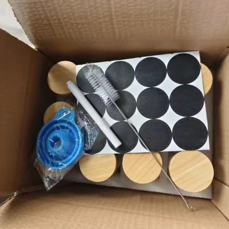 12 botellas cuadradas con traje de tapa de madera