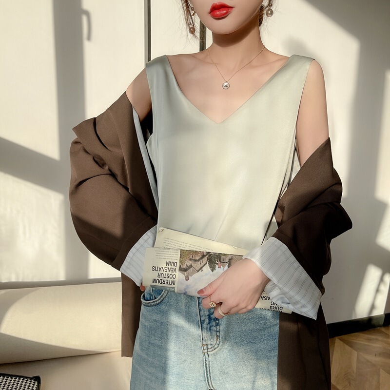 2025 New Summer V-Neck Silk Camisole Women's Sleeveless Fashionable Sexy Off-Shoulder Silk Inner Layering Shirt 2025 New Summer V-Neck Silk Camisole Women's Sleeveless Fashionable Sexy Off-Shoulder Silk Inner Layering Shirt