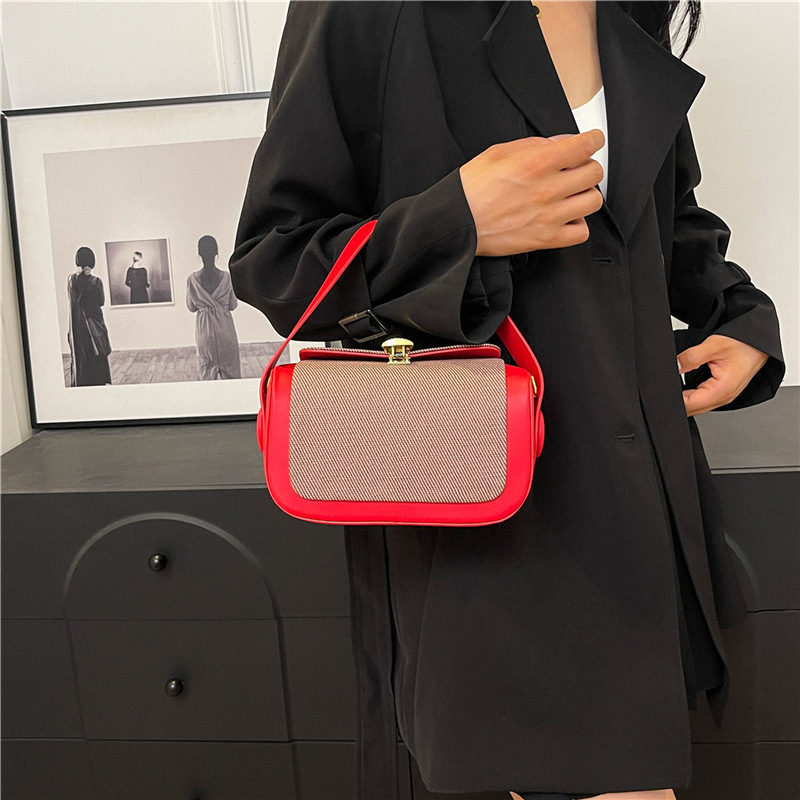 Versión coreana del bolso cuadrado pequeño portátil de alta gama de moda 2024 bolso de mensajero de un solo hombro nuevo transfronterizo bolso de caja de color de contraste