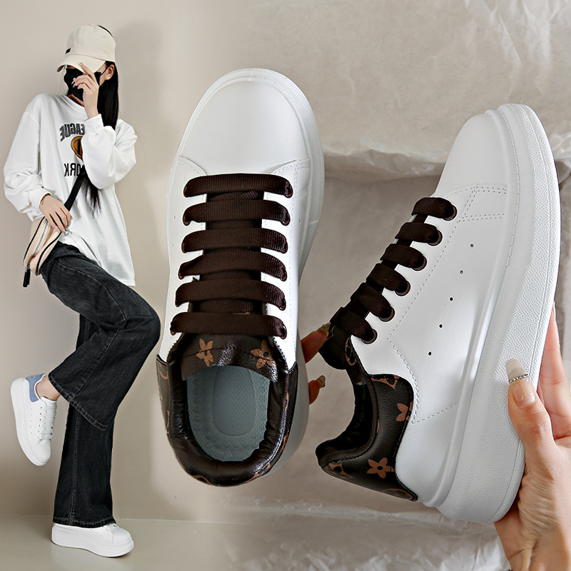 Pareja de zapatos blancos de todo fósforo para mujer 2024 primavera nuevo estilo bizcocho de cuero suela gruesa para estudiantes zapatos casuales para hombres