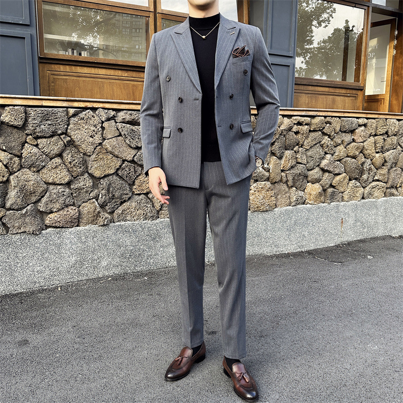 Completo da uomo slim fit composto da blazer e pantaloni | Abito moderno a righe, casual ed elegante, ideale per matrimoni e ufficio._voghion.com