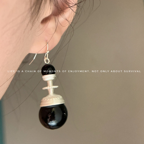 Designer Minority Ethnic Style Retro Black and White Contrast Stitched Black Pearl Earrings for Women, with a Refined and Elegant High-End Aura