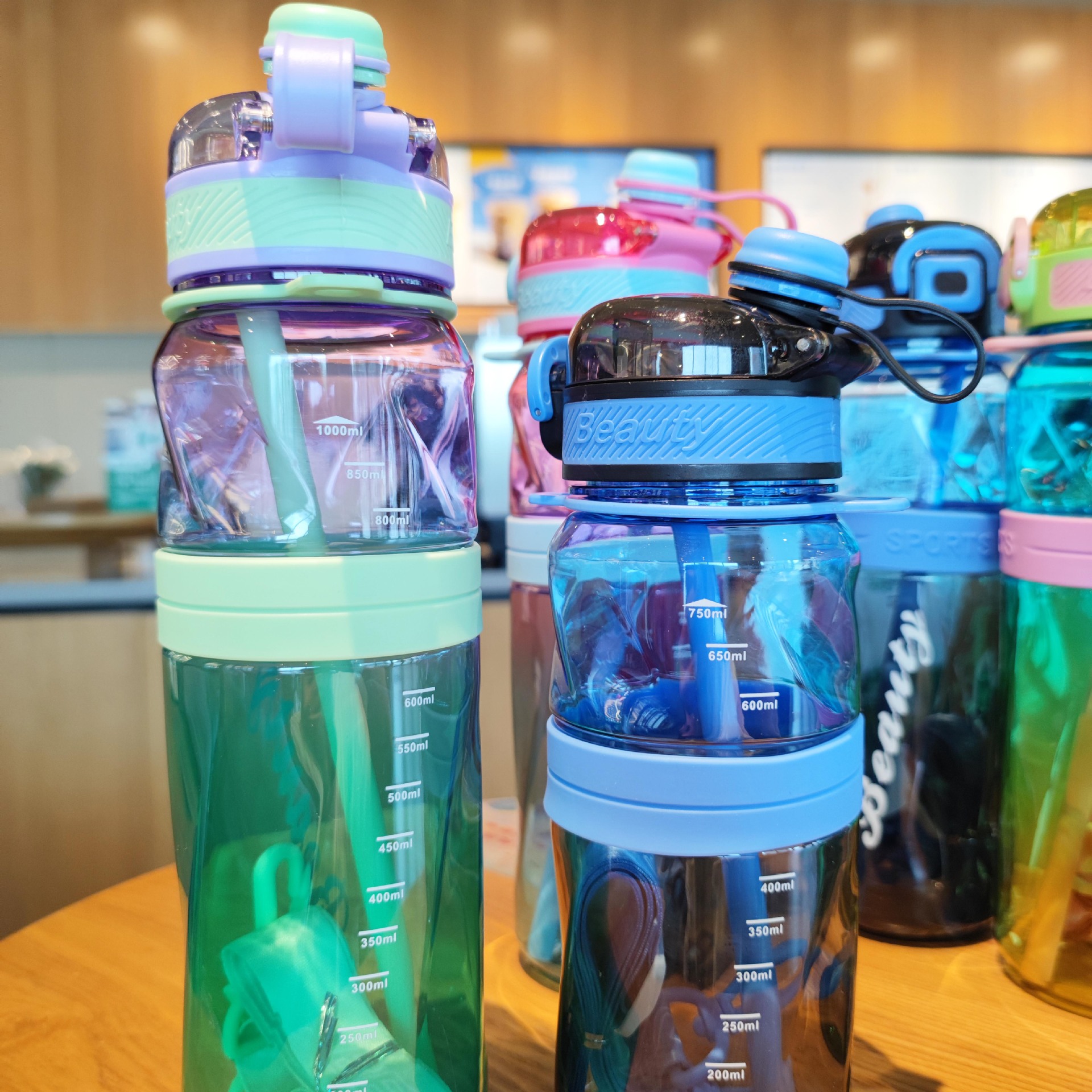 Comercio electrónico transfronterizo de alto valor visual colorido doble bebida taza de agua de plástico portátil botella de agua deportiva al aire libre taza de paja de verano