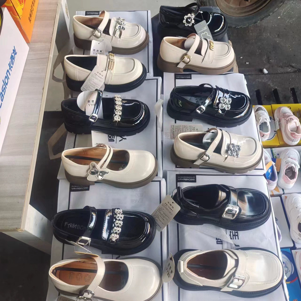 Маленькие кожаные туфли для девочек в британском стиле весной 2025 нового повседневного дикого педали, чтобы увеличить обувь Lefu