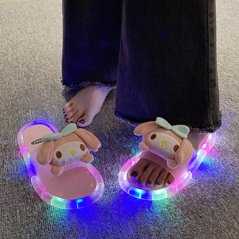 Celebridad de Internet Nuevas zapatillas luminosas de las mujeres desgaste al aire libre personalidad fresca hogar antideslizante Yugui perro de dibujos animados de una sola palabra sandalias de las mujeres