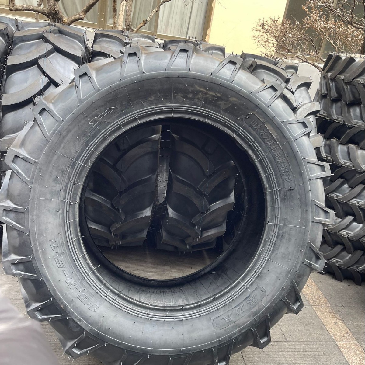 16.9-34拖拉机人字轮胎工厂批发