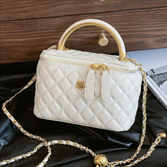 Retro Quilted Shoulder Bag, One-Shoulder Diamond Pattern, Top Handle & Chain Strap, 18.5×9.4 cm