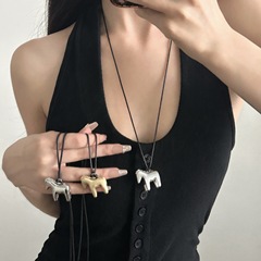 2025新款小马抽拉皮绳吊坠高级感长款项链女简约个性百搭毛衣链