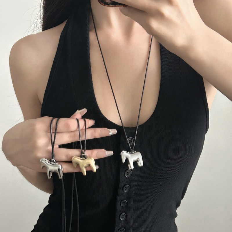 2025新款小马抽拉皮绳吊坠高级感长款项链女简约个性百搭毛衣链|undefined
