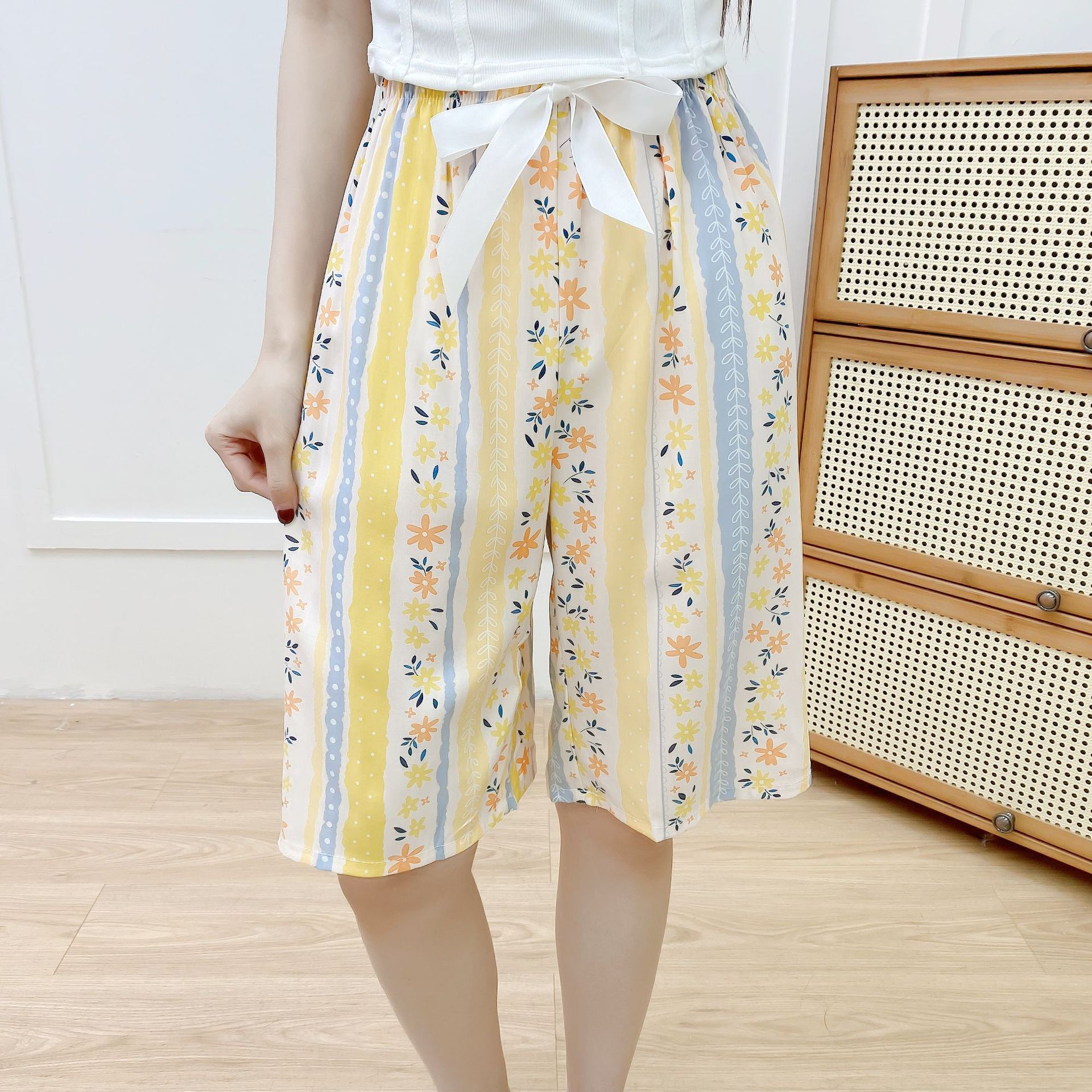 노란색 세로 줄무늬 꽃