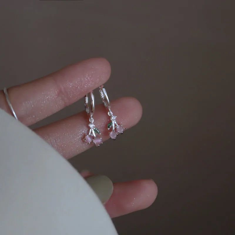 Pequeños pendientes de cereza de la niña 2023 nuevo nicho de diseño de alto nivel de energía de hadas para cultivar pendientes de agujeros de orejas