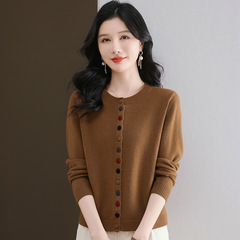 春と秋の短いセーターの上着春の服2025年の新型の丸首のカラーはニットのカーディガンの女性の上着を掛けます。