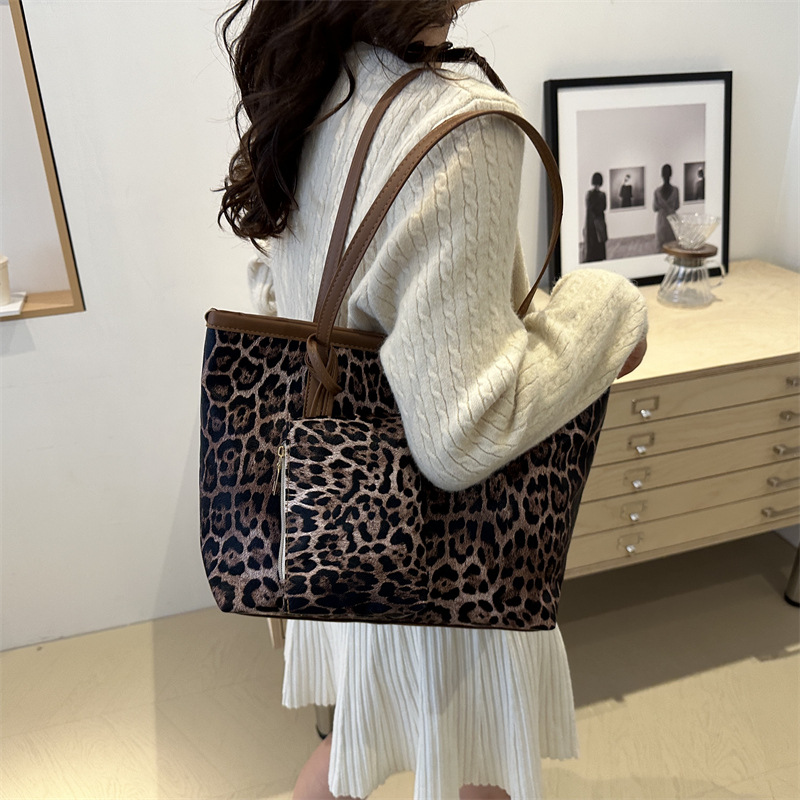 Gran capacidad de aire extranjero 2024 moda nueva personalidad leopardo casual bolso de otoño relajado bolso de hombro