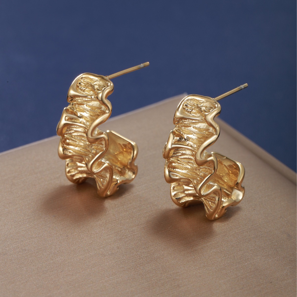Xuping Pendientes ondulados plisados de acero inoxidable de moda estilo ins europeo y americano Pendientes dorados de acero de titanio de alta calidad bañados en 14K mujeres