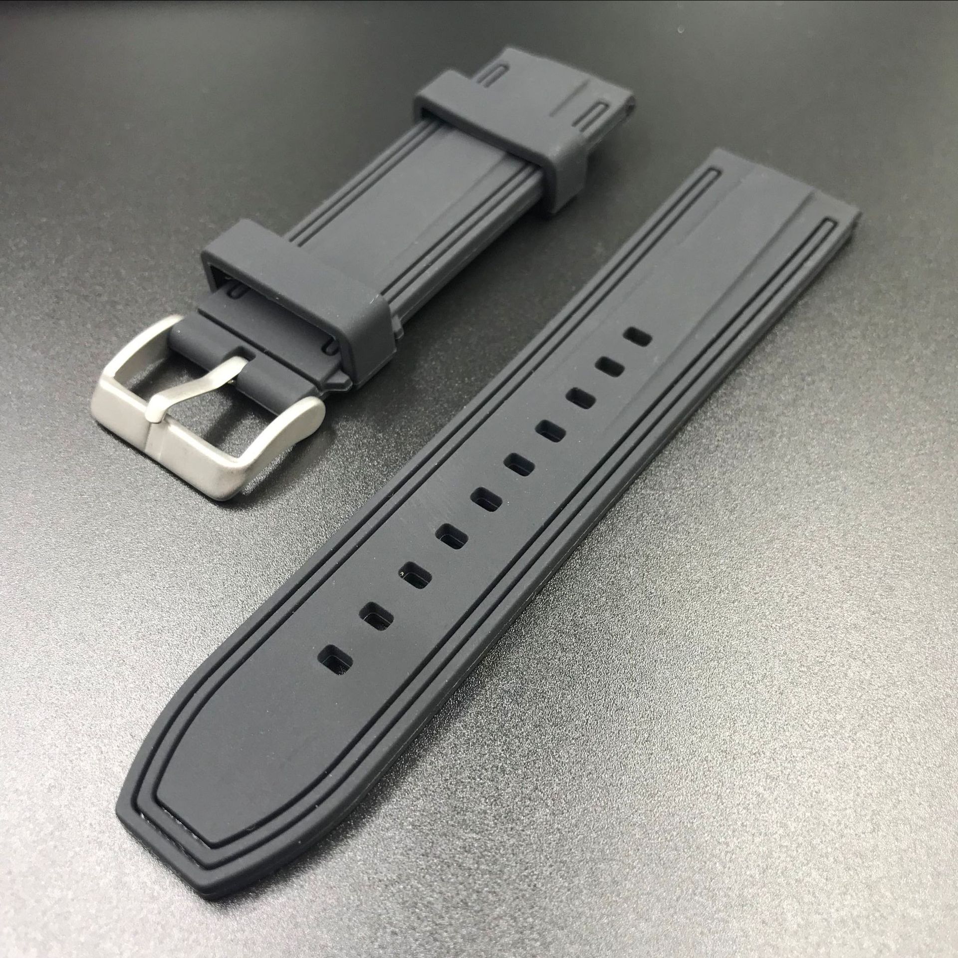 Universal de la correa de silicona transfronteriza interruptor de liberación rápida de dos colores banda de oído adaptador 20 22 24mm de silicona de dos colores Reloj