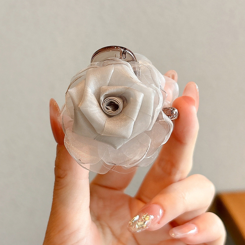 Caro con rosa roja clip de agarre para mujeres 2025 nuevo toque de cabeza de flores de super hadas explosión clip de tiburón