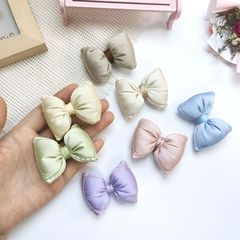 布芸は綿の蝶結びを充填します。
